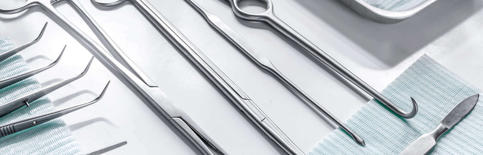 Ecoclean ofrece soluciones de limpieza que incluyen sistemas de sala limpia y de envasado para la industria de dispositivos médicos, como la limpieza de implantes, la limpieza de instrumentos, la limpieza de piezas dentales Ecoclean ofrece soluciones de limpieza que incluyen sistemas de sala limpia y de envasado para la industria de dispositivos médicos, como la limpieza de implantes, la limpieza de instrumentos, la limpieza de piezas dentales